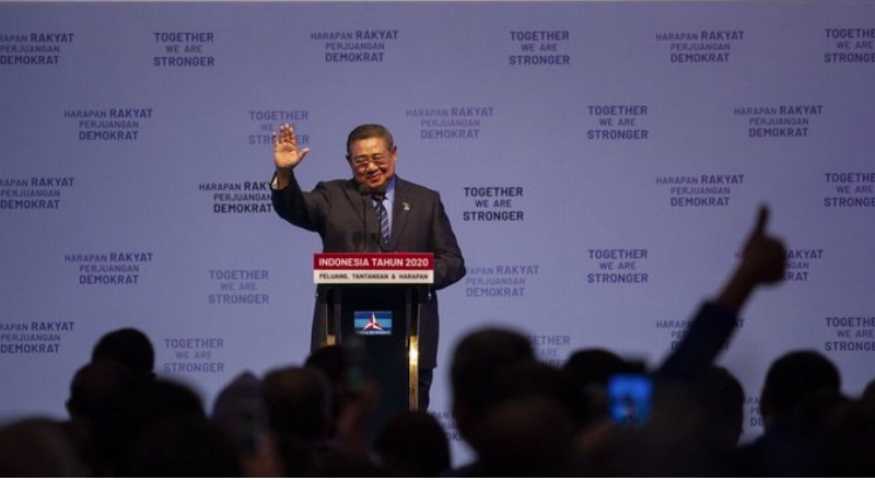 Ketua Umum Partai Demokrat Susilo Bambang Yudhoyono (SBY) melambaikan tangan seusai menyampaikan pidato pada Refleksi Pergantian Tahun Partai Demokrat di Jakarta Convention Center (JCC), Senayan, Jakarta, Rabu (11/12/2019). ANTARA FOTO/Dhemas Reviyanto/foc.